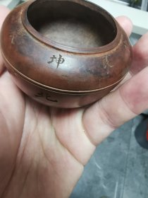 清代黄杨木打卦算命用五行八卦小钵。包浆莹润，器形端庄小中见大，刻工到位，口延有一小裂不影响整体效果。