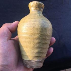 黄釉瓶一件，全品，胎质干老。包浆厚重。货号3.31