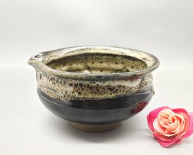 老柴烧，天目釉，窑变超大号公道，釉色层次丰富，外壁呈现自然流淌的琥珀色窑变纹，内壁点点星斑。釉水清亮肥厚，器型规整，胎质细腻，底部有款。做茶碗或公道杯都很实用。品相完整，无磕碰。长13厘米。宽12厘米。高7.5厘米。