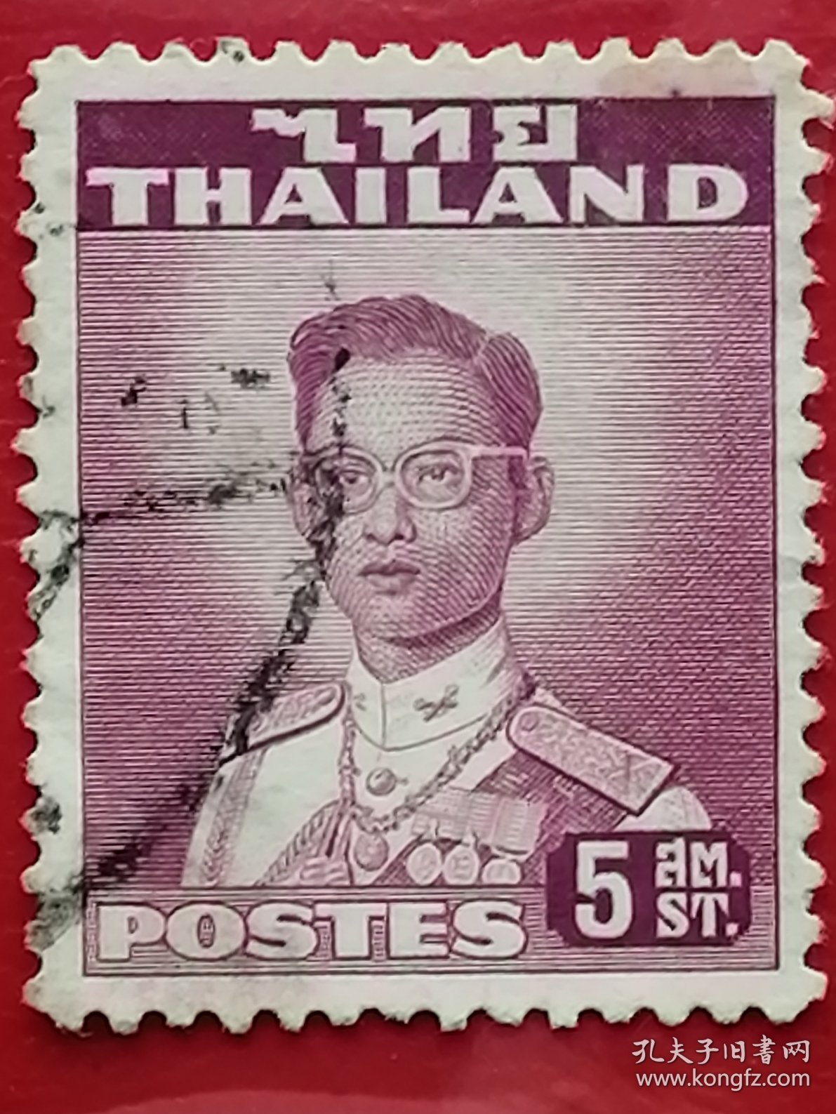 泰国邮票 1951-1960年 泰王普密蓬·阿杜德 拉玛九世国王 14-1 信销（1927年12月5日—2016年10月13日）泰国却克里王朝（曼谷王朝）第九位国王、王室最高领导者、国家元首、皇家军队最高统帅、佛教最高护法与宗教最高护卫者。 泰国历史上在位时间最长的国王，也是有确切记录的世界历史上在位时间第三长的独立主权国家君主他在位期间勤政爱民，被尊称为“国父”。