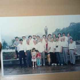 老照片–二十二人在韶山毛主席铜像广场留影（1994年）