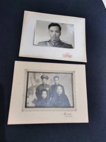 老照片两张（中国人民解放军及与家人合影）