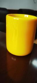 国家非物质文化遗产博山琉璃鸡油黄大笔筒，高约15.5cm，口径约12.5cm