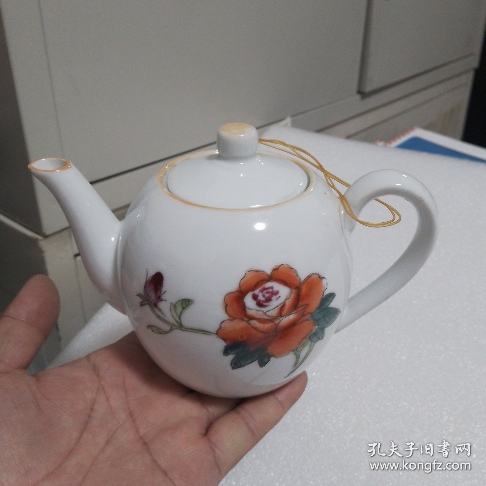 手绘图案的景德镇瓷壶（有使有过的痕迹，壶盖内边稍有旧瑕疵如图）