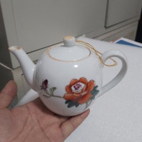 手绘图案的景德镇瓷壶（有使有过的痕迹，壶盖内边稍有旧瑕疵如图）