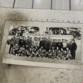 南宁大中专院校第四届田径运动会师生合影/广西中医学院（院运动服）