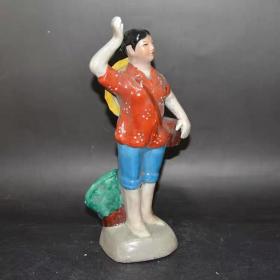 景德镇雕塑瓷厂瓷器 赤脚医生人物塑像，高30厘米