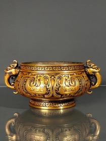 紫铜鎏真金满工高浮雕古兽纹双龙耳香炉摆件，宽22.5厘米 高10厘米，重2.7公斤。