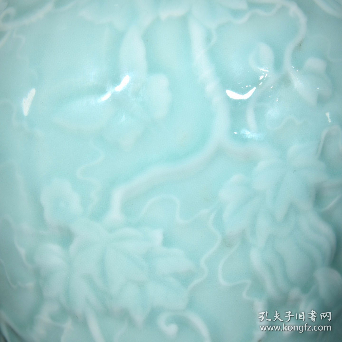 清乾隆粉青单色釉雕刻瓜蝶纹梅瓶；32x18厘米