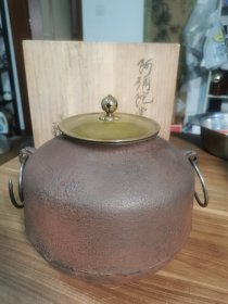 日本回流 畠春斋 铜盖老铁釜 煮水茶道具 昭和金工名家十五代畠春斋出品 红砂铁制造，壶底带响片 木盒贡布釜环齐全 收藏级精品之作 口径12.5肚径24壶身高19总高23厘米，重3405克，看好拍不讲价不退换。 网上别家两千多。 中古品 完美主义者慎拍，不退换。