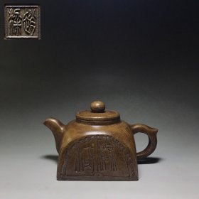 精品珍藏紫砂壶
品茗：四方长樂
底款：赵梁
材质：紫砂
容量：450cc 
出水孔：独孔
尺寸: 16.5/9.5cm 
底款介绍：赵梁，又作赵良，明代嘉靖、隆庆（1522-1572年）江苏宜兴制陶名艺人，传说首创提梁壶，与董翰、时鹏、元畅并称“四大家奚谷”、“紫砂壶四大家”。赵梁所制茗壶多为提梁式，以朴实古拙见长。