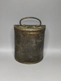 清代铜烟丝盒，老铜盒子。晋商遗物。以前人们在腰带上挎着。长7.8cm 宽3.7cm 高9.5cm。