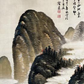 日本近代南画家，小野寺梅丘作品，米点山水秋景图，绢本绫裱，檀木轴头，带木盒，大幅，画心142*49.9，品相极佳。所题为元人吴镇之诗。以设色画米山者自古罕有，米点常见于夏景，晕染朦胧之气，而秋山应有设色，故有此米点秋景之特点。024