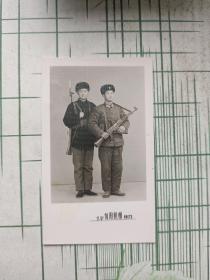 1972年老照片 手握钢枪 北京向阳照相 尺寸9.5×5.7cm