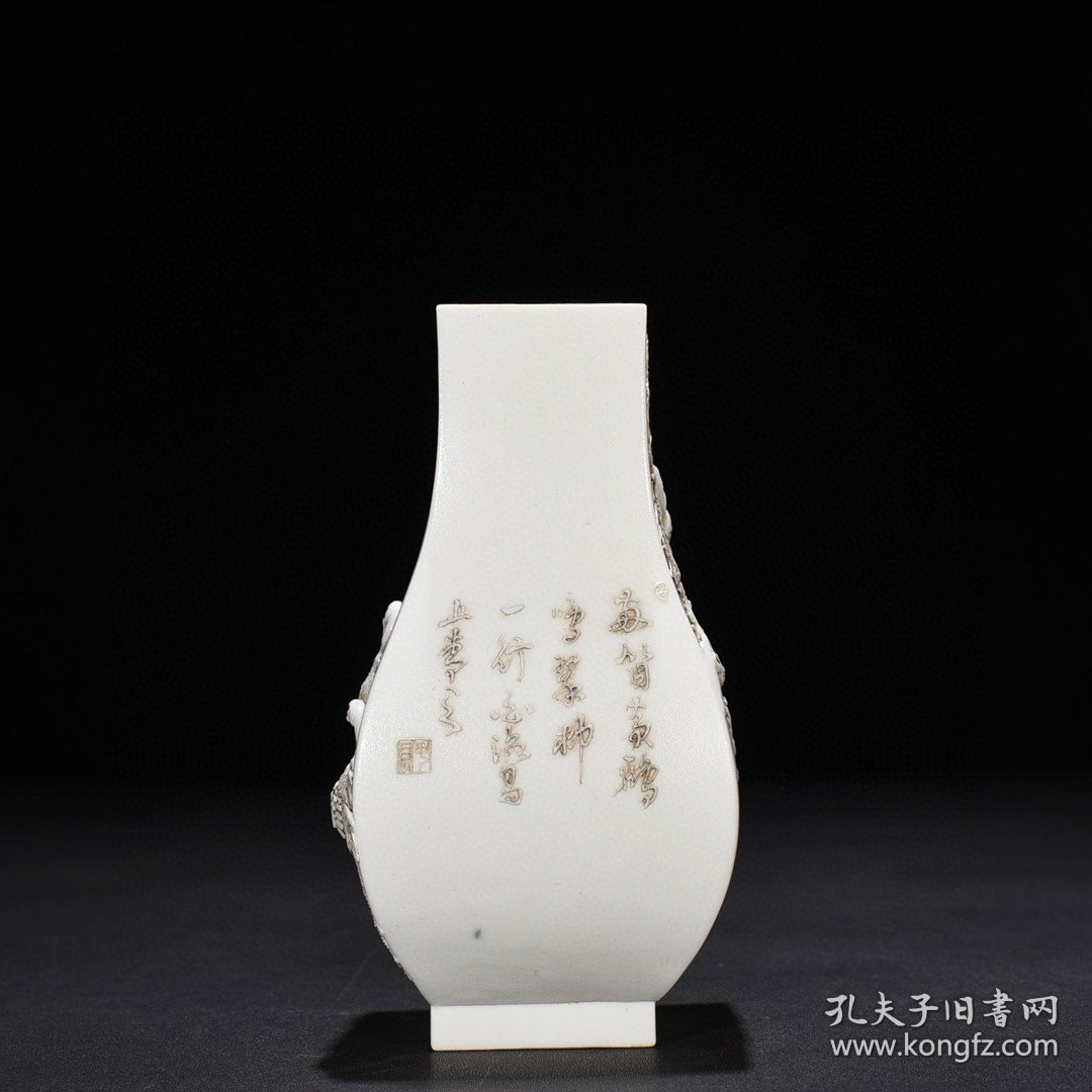 瓷器 清光绪刻心斋款堆雕鹭莲纹方瓶14*8.5厘米