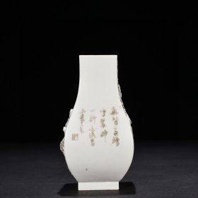 瓷器 清光绪刻心斋款堆雕鹭莲纹方瓶14*8.5厘米