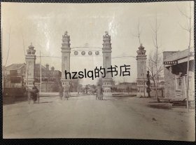 【照片珍藏】清末天津劝业会场大门及周边场景，大门上“劝业会场”文字字迹清晰，右侧有一“迟發義”鲜果局。劝业会场位于中山路中段东南侧 ，由袁世凯督办，1912年更名天津公园，后改称河北公园，1928更名为中山公园。老照片内容少见，影像清晰、甚为难得(14x10cm)