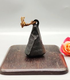 日本昭和时期釜师作，失蜡法铸铁铃铛 手感厚重 ，工艺精良， 纯砂铁失蜡法铸造。 玩家收藏实用美器。直径4厘米，高7厘米。