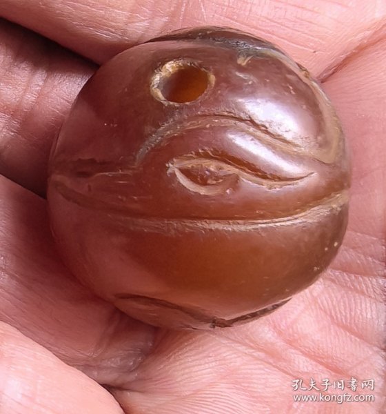宋辽时期仙鹤纹古玛瑙圆珠（直径3cm）