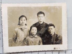 60年代一家四口合影泛银照片佩戴毛主席像章(徐树华、李成芝相/册，本册照片或多或少都有些脏痕或缺陷，统一定85品，买家请详鉴)
