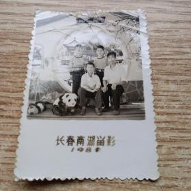 老照片：长春南湖留影1985