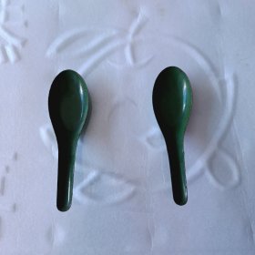 五六十年代老的军绿色糖瓷勺2个品相如图长宽13X3.8厘米，