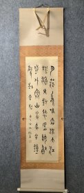 张守中（1935一）曾祖为山西巡抚张人骏，四大才女之一的张爱玲是他姑奶奶。张人骏的名字，很多读者可能不太熟悉，但其侄孙女张爱玲可谓大名鼎鼎。这位比张爱玲祖父张佩纶大两岁的末代两江总督，1935年⽣于北京，祖籍河北丰润，中国书法家协会会员、河北省⽂物研究所研究员，河北省中⼭国⽂化研究会顾问，侯马盟书研究会会长。 从事中国古⽂字研究有年，曾问学于古⽂字学家商承祚先⽣，篆刻邓散⽊先生。