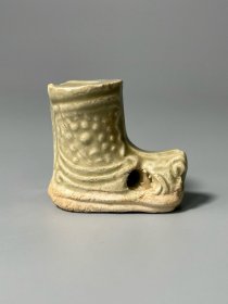 宋元青釉瓷鞋哨，全品，高3.9厘米，长4.1厘米，200元