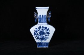 大明宣德青花一束莲纹双耳扁瓶,高27×17厘米
