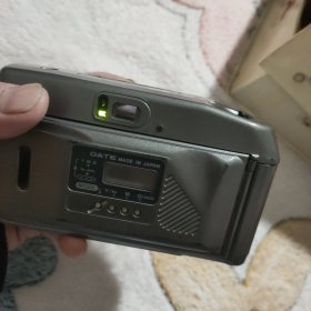 日本JEC980D胶片单反相机 日本原装生产的JEC980D胶片单反相机，品相挺好的，早期生产的比较先进的胶卷照相机，两节五号电池 闪光灯正常 快门正厂马达声音正常 无胶卷