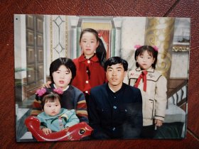 90年代朝鲜族一家五口(三个女孩)合影照片一张