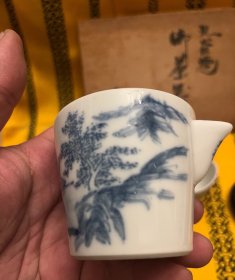 清·九谷青花山水宝瓶套茶具套原盒 画工精湛 锈斑发色 器形优美 瓷质莹润 画工发色都非常好,自己比较喜欢的一套茶具。全品未使用过,原盒都在。