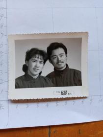 中国人民解放军 家庭相册保存军人照片 50年代老照片  青年男女对襟老汉衫合影照片  大连新新摄影