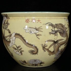 清代大雅斋粉彩开片龙纹缸