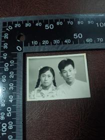 58年夫妻（辫子）合影签赠照片一张，Z503