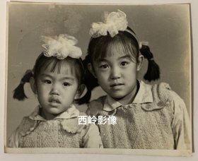 【老照片】1970年代末期两个可爱的小姐妹合影