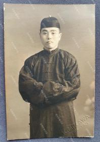 【青岛史料】1936年 青岛“K.MIKAWA”写真馆摄制 伪装打扮成中国人样子的日本海军陆战队员肖像照一枚（相纸较厚，右下角有“K.MIKAWA TSINGTAO”钢印）