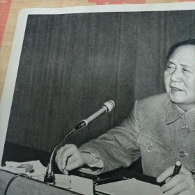 一九六八年，毛主席在中国共产党第八届中央委员会第十二次全体会议（扩大）上讲话