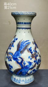 美品·款识“大清康熙年制”精工细作满工青花“锦鸡牡丹”纹盘口尊瓶。