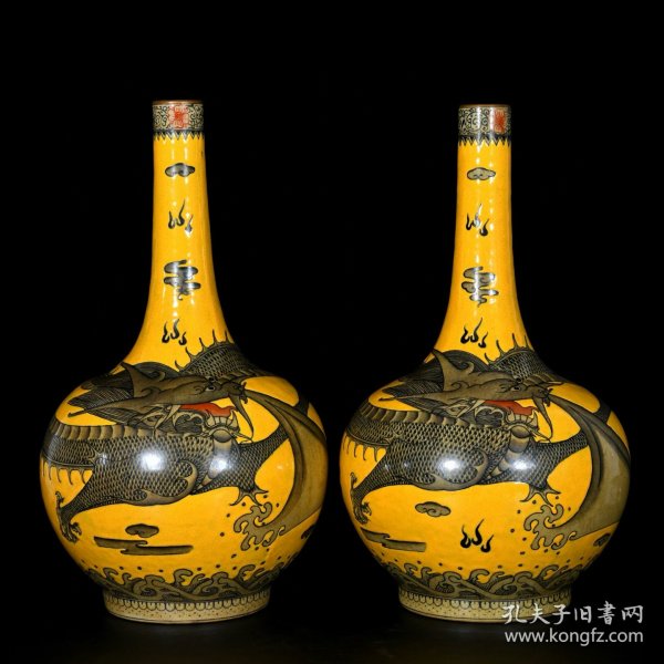 清乾隆黄釉开片墨彩龙纹长颈瓶一对；40x21厘米