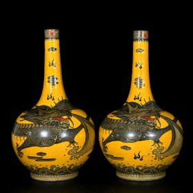 清乾隆黄釉开片墨彩龙纹长颈瓶一对；40x21厘米