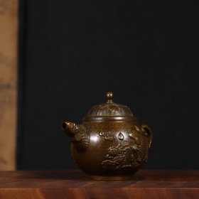 铜年年有余酒壶  摆件，品相如图
耳距：12.5厘米 口径：5.4厘米高：9厘米 重约：340克