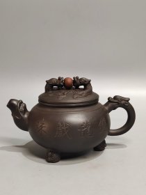 馆藏，《徐漢棠制》落款 双龍戏珠老紫砂壶一把 石黄泥砂料 重483克，容量约700毫升
