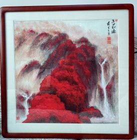 山水画，泼彩山水画，辽宁省美协王丽影老师的亲笔纯手绘作品，假一赔万，正面一幅画，背面一幅画，都是本人精心收藏的，支持第三方鉴定，笔法苍劲有力，浓淡干湿焦，行云流水，皴法点染。尺寸为70×70公分，四尺斗方的，家里客厅，卧室，玄关，书房，茶室都可悬挂，闭眼入，真的特别好看。宣纸软片已经托底了，回家可以直接装框了。不带框，放在框里让大家看看效果，不带框的价格哦。