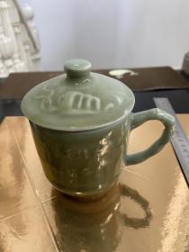 时期带老三篇毛主席语录最高指示的龙泉窑青瓷茶杯 杯体颜色在烧制时有差别 无磕碰有自然开片