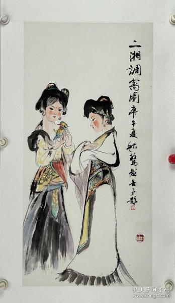 史秋鹜  画 程舍予 题字
尺寸   69/34 立轴
史秋鹜,1941年生，江苏宜兴人，师谢稚柳，擅长古书画鉴定、史论、中国画，其画意存高古、典雅清新；墨彩交融、明丽天然，为识者所重。
程舍予，1934年生，江苏常州人，现为江苏省美术家协会会员、江苏省书法家协会会员、常州市书法家协会副主席、顾问，刘海粟美术馆顾问、常州画院艺委会委员、民盟常州市书画会副会长。