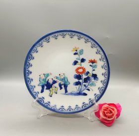 色锅岛，青花婴戏图盘，精美手绘画片，白瓷胎，瓷质温润细腻。画工精湛，婴戏图生动活泼，配色清新。品相完好。直径14.5厘米，高2.5厘米。满58包邮偏远地区邮费自付。