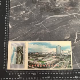 《上海市浦东新区办公中心，明信片》（一本套装收藏，里面含18枚未使用的纪念明信片）