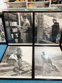 伟人 小一开宣传画一套六张！老画后装裱！分别是:在江西、在灵峰山、在北京、在庐山、在庐山、鉴赏中国古代书画！（惜鉴赏书画有开裂被粘贴了胶带 见最后一图）超大小一开尺寸（97*80公分单幅）！六幅排开是将近5米！悬挂摆放十分气魄！展馆收藏精品 ！收藏精品！稀有老物件！