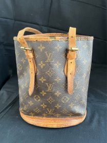 为君裁作明镜囊：LV（路易威登）老花经典水桶包一只：此款包包历史可追溯到上世纪六十年代，它轻便好背，不仅颜值高，容量也大，从推出以来一直备受追捧，是老花控们入门必备款。此包缺内胆、全原装无修。包身主体老花保存完整，植鞣革配皮、金属配件有使用痕迹，可见原主之爱和经典百搭性。堪称复古时尚和多功能实用的完美结合。